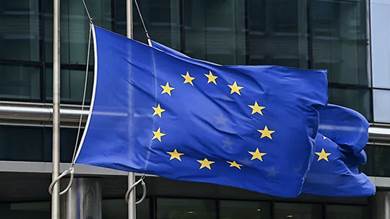 علم الاتحاد الأوروبي خارج مقر المفوضية الأوروبية في بروكسل